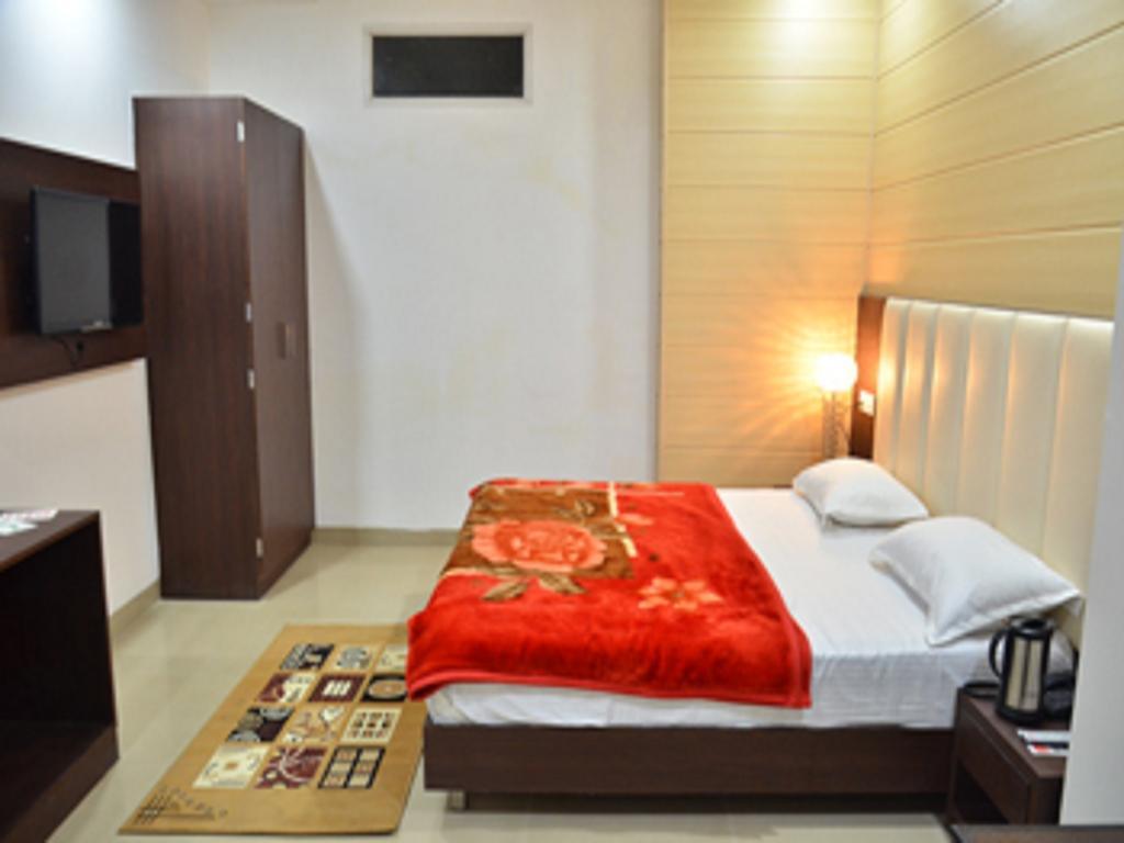 Hotel Popular Amritsar Phòng bức ảnh